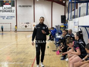 Faisal Salmi dirigiendo al equipo de balonmano T-Maravilla Melilla en el Pabellón Lázaro Fernández