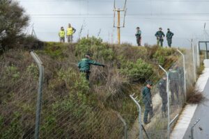 Agentes de la Guardia Civil buscan en la zona del accidente ferroviario en Adamuz, Córdoba.