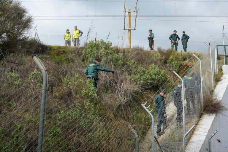 Agentes de la Guardia Civil buscan en la zona del accidente ferroviario en Adamuz, Córdoba.