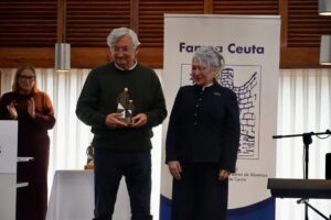 José Luis López Belmonte recibiendo un premio en un evento educativo