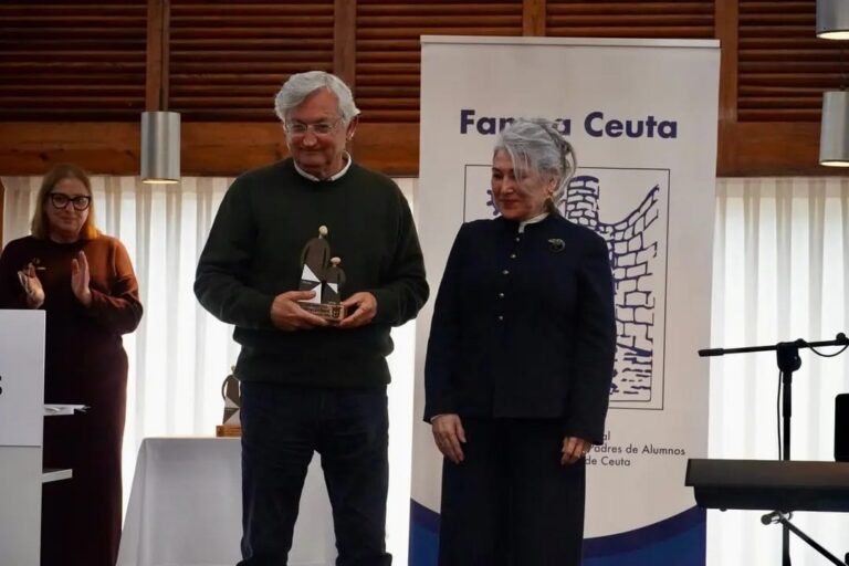 José Luis López Belmonte recibiendo un premio en un evento educativo