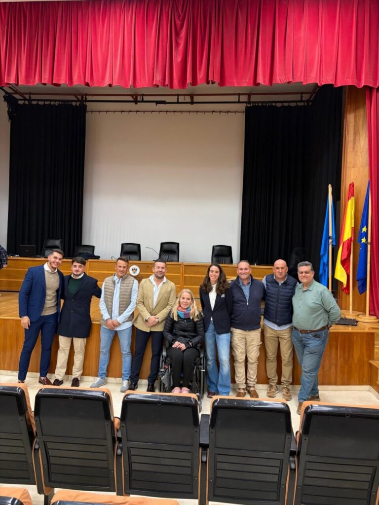 Grupo de personas en el evento de premiación de ciclismo en Granada