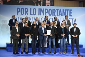 Alberto Núñez Feijóo y otros líderes del PP en un evento político