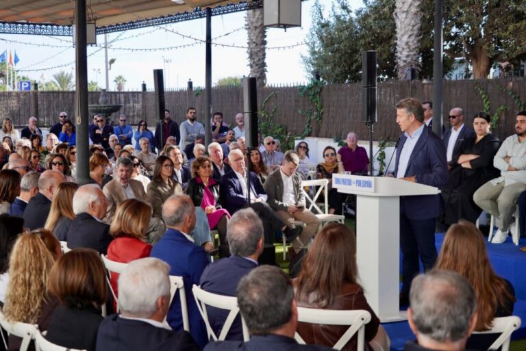 Sofía Acedo en un evento político en Melilla con público atento