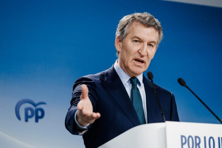 Alberto Núñez Feijóo habla sobre un posible pacto político en un evento.