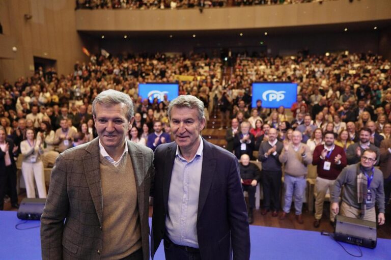 Alberto Núñez Feijóo en un evento del Partido Popular con público aplaudiendo.