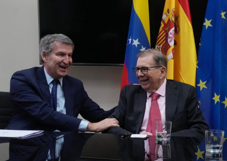 Alberto Núñez Feijóo hablando en un evento político sobre Venezuela.