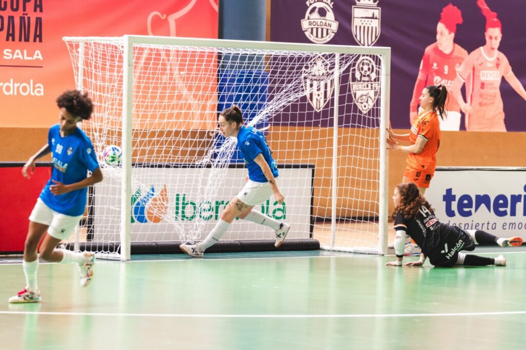 Jugadoras del Melilla Torreblanca celebrando un gol en la semifinal de fútbol sala femenino