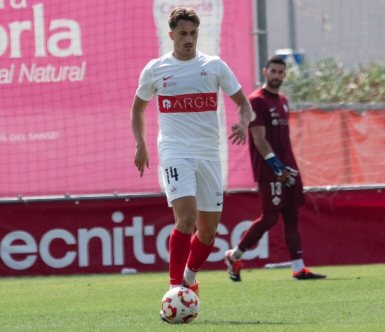 José Ángel Ayala jugando en un partido de fútbol con camiseta blanca