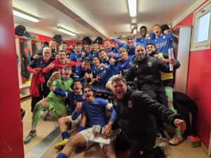 Jugadores del filial de la U.D. Melilla celebrando en el vestuario tras la victoria