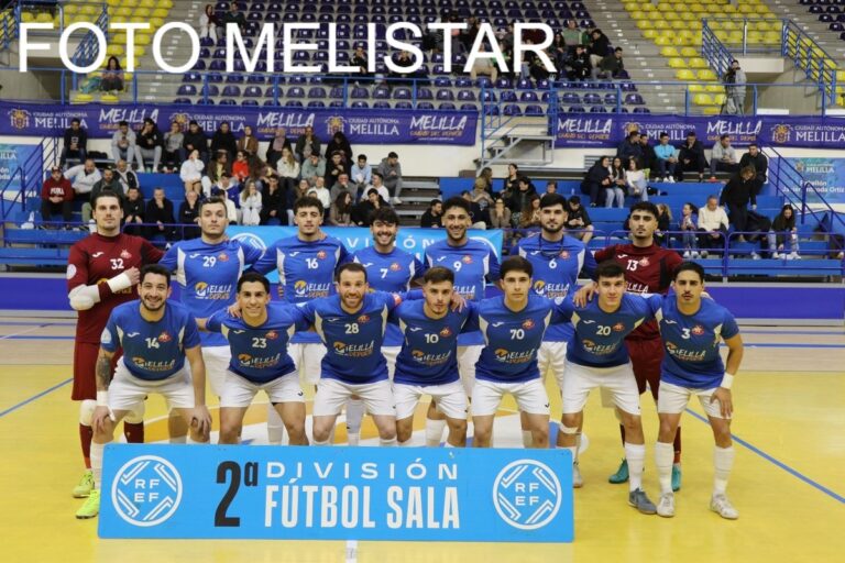 Equipo de fútbol sala Melistar posando en la cancha