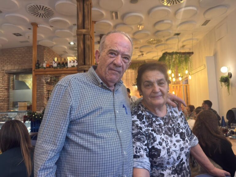 Francisco Benítez y su esposa Pepi Luque en un restaurante