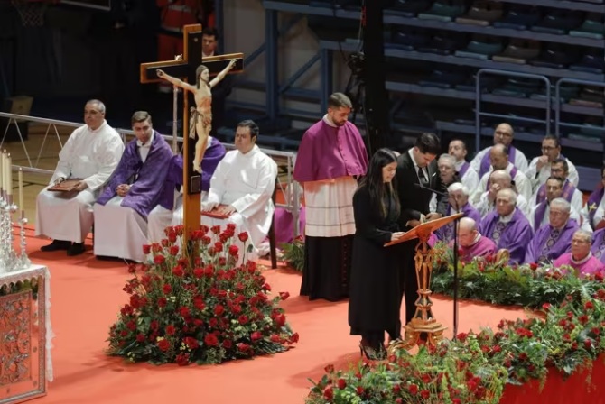 Ceremonia funeral en Huelva con autoridades y familiares de víctimas