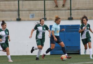 Jugadoras de fútbol femenino en un partido en Melilla