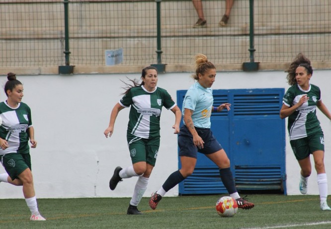 Jugadoras de fútbol femenino en un partido en Melilla