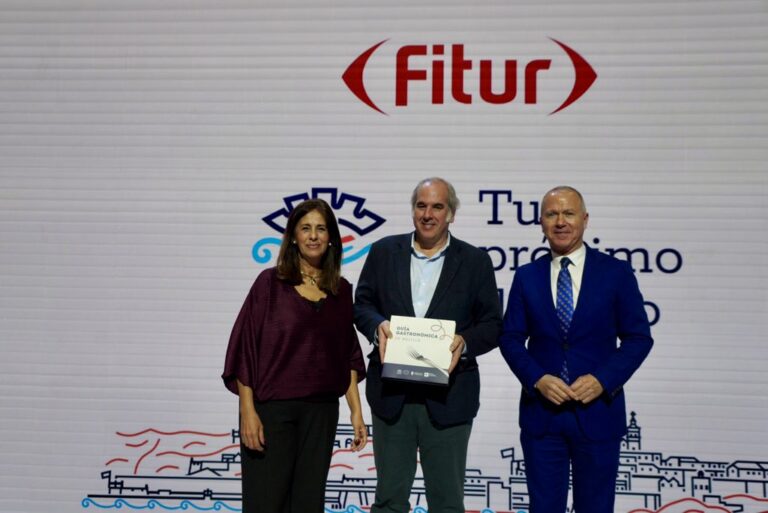 Tres personas en un evento de gastronomía en FITUR