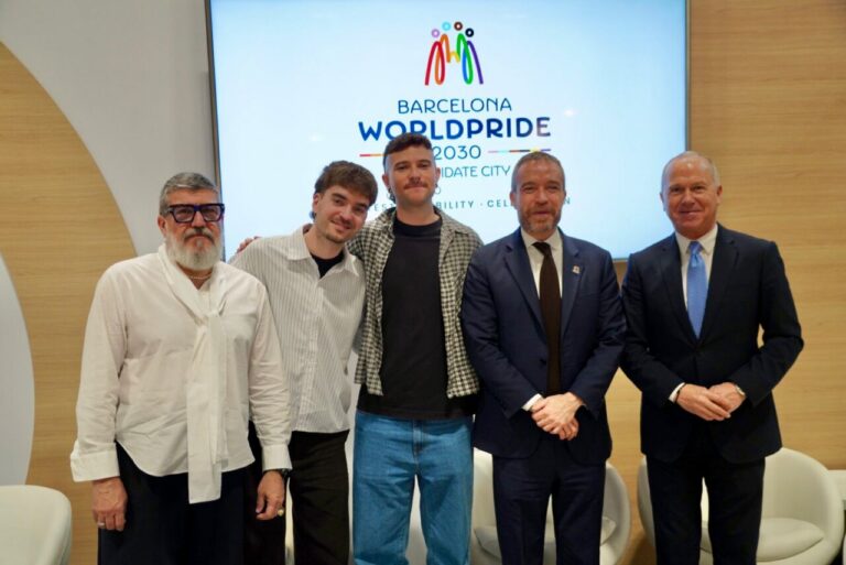 Representantes de AMLEGA y el Gobierno local en evento de orgullo