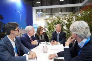 Reunión del Gobierno local sobre tecnología para servicios turísticos.