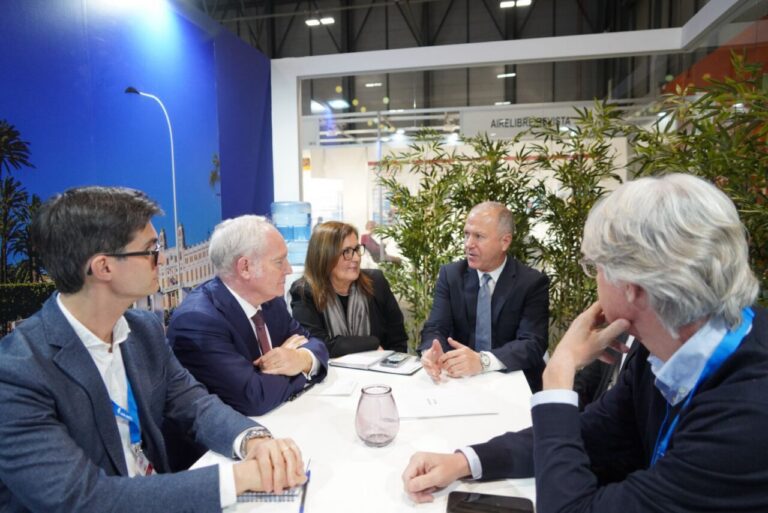 Reunión del Gobierno local sobre tecnología para servicios turísticos.