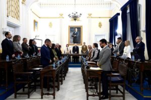 Reunión del Gobierno de Melilla aprobando presupuestos en un salón de actos