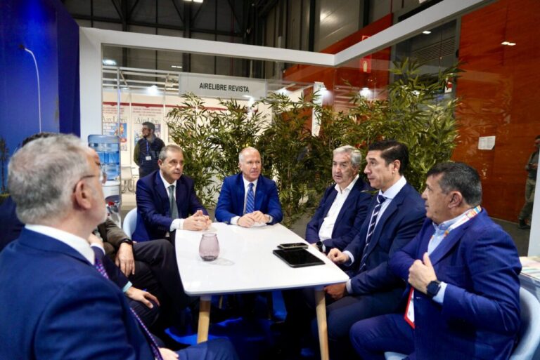 Reunión del Gobierno de Melilla en FITUR para atraer operadores aéreos