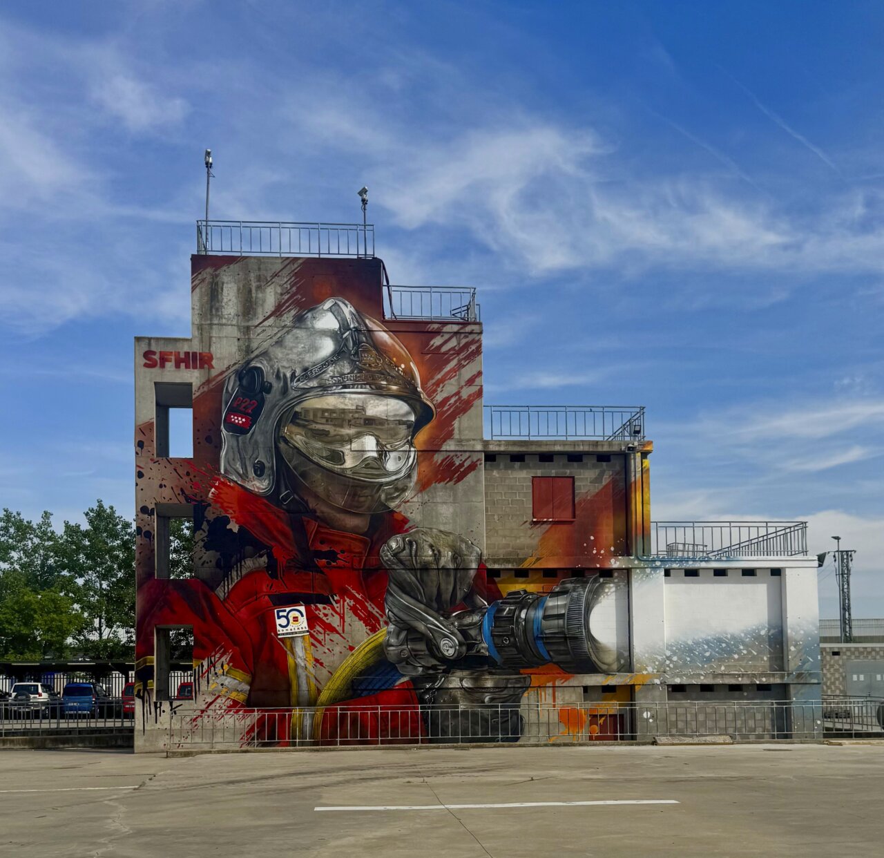 Mural de un bombero en el parque de bomberos de Alcalá de Henares