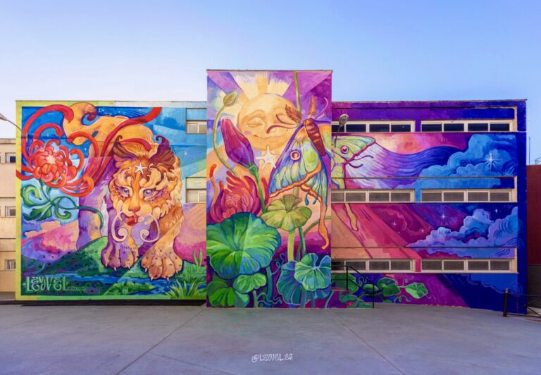Mural colorido en Moratalaz con un león y mariposas