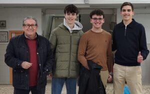 Cuatro personas sonriendo en un evento social