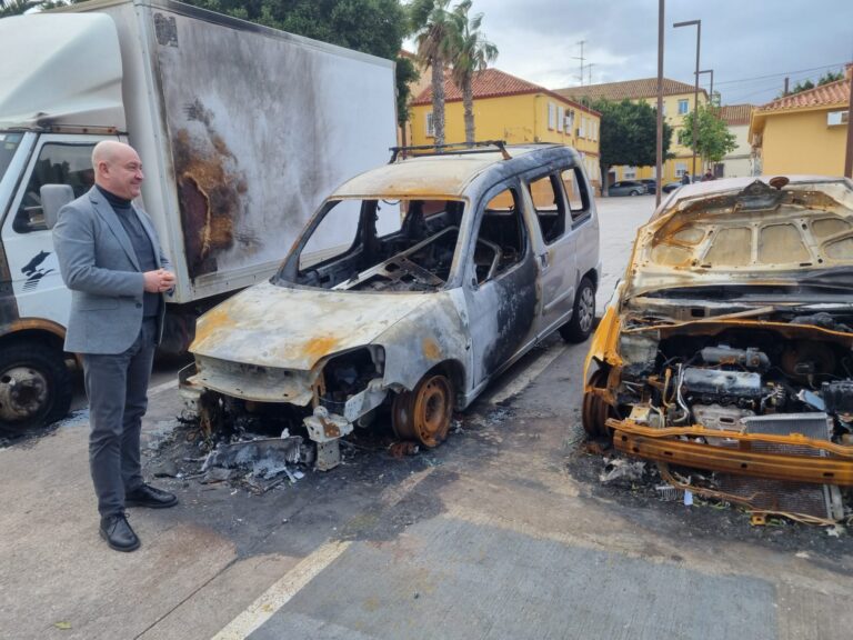 Cuatro personas sonriendo en un ambiente interior
