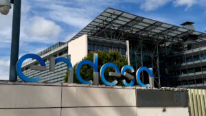 Edificio de Endesa con su logo visible en la entrada