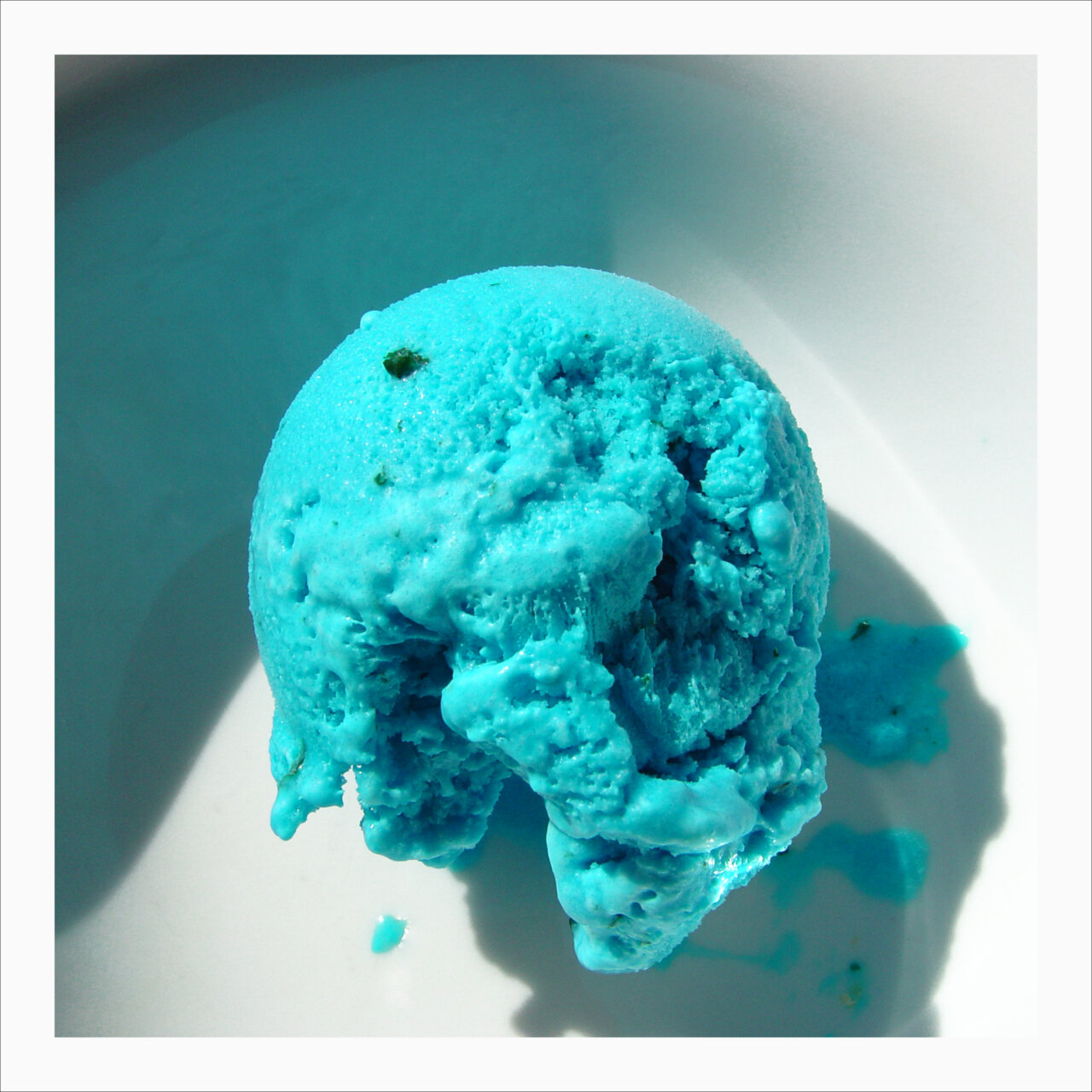 Helado azul que representa el mar Caribe en una presentación artística.