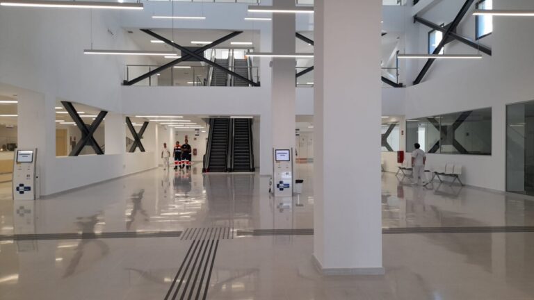 Interior del nuevo Hospital Universitario de Melilla con personal médico