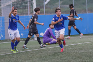 Jugador de la U.D. Melilla celebra un gol en un partido de fútbol