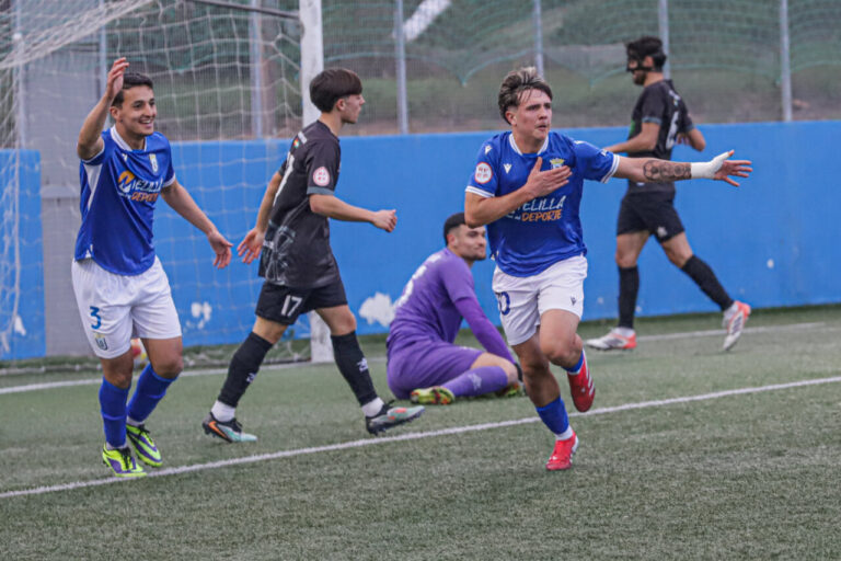 Jugador de la U.D. Melilla celebra un gol en un partido de fútbol