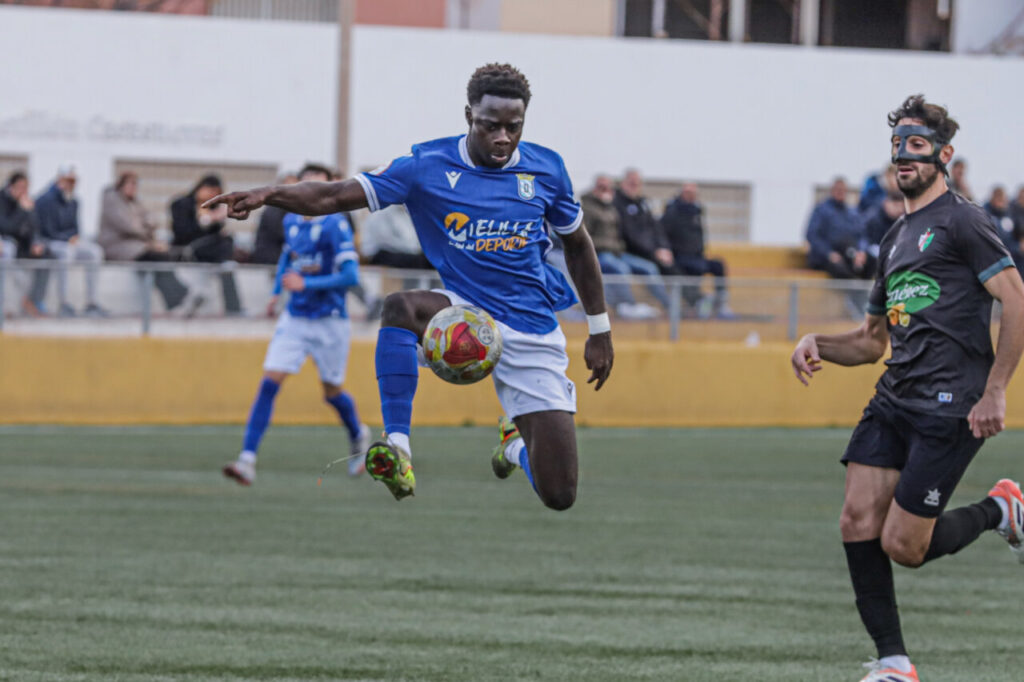 Jugador de la UD Melilla B en acción durante un partido de fútbol