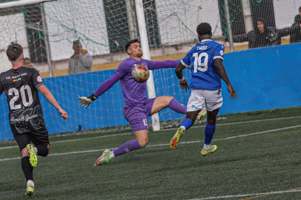 Hugo Pech anotando el gol decisivo en el partido Melilla B contra Huétor Vega