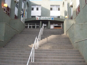 Escalera de acceso al IES Rusadir con barandillas blancas