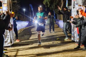 Corredor cruzando la meta en la III Backyard Ultra en Melilla