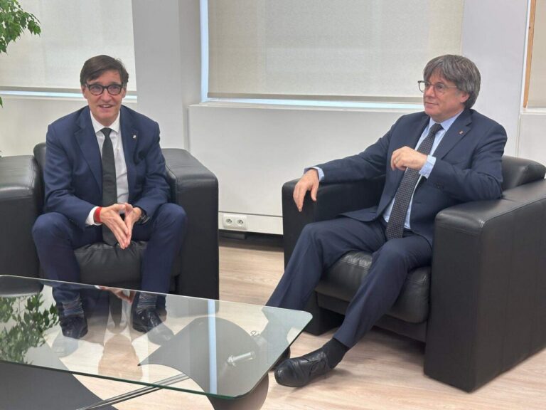 Reunión entre Illa y Puigdemont en un entorno institucional