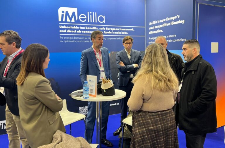 Personas conversando en un stand de iMelilla en un evento