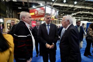 Imbroda discutiendo sobre el turismo en Melilla en un evento