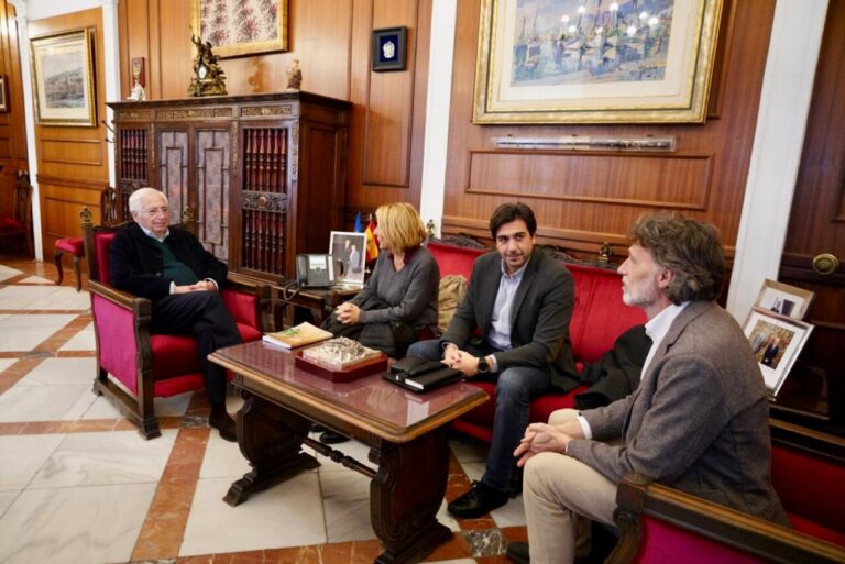 Reunión de Juan José Imbroda con responsables de Cáritas en Melilla