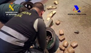 Agentes de la Guardia Civil inspeccionan un vehículo en el Puerto de Melilla