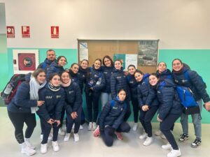 Equipo de baloncesto femenino infantil de Melilla posando en un gimnasio