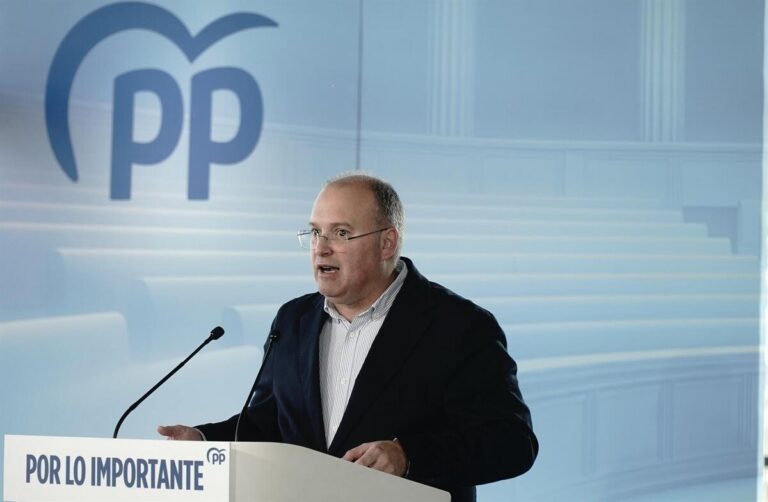 Hombre hablando en un evento del Partido Popular