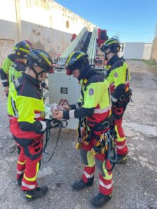 Bomberos en Melilla preparándose para intervenir ante fuertes vientos