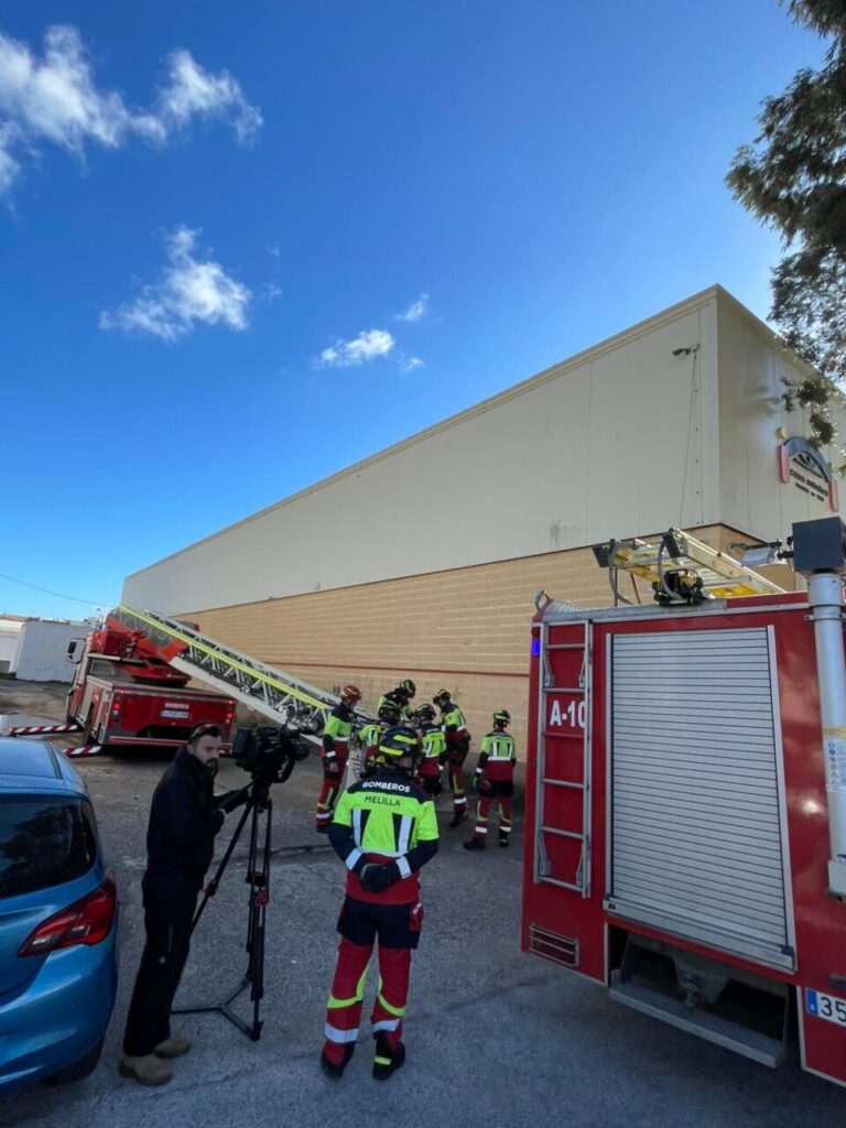 Bomberos de Melilla realizando intervenciones por fuertes vientos