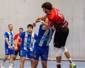 Jan Morales en acción durante un partido de balonmano