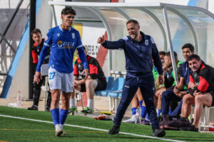 Javi Motos dando instrucciones a un jugador de la U.D. Melilla durante un partido