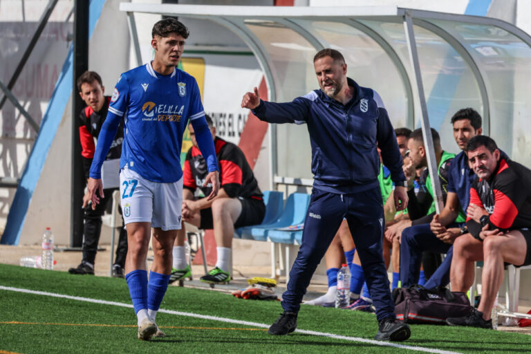 Javi Motos dando instrucciones a un jugador de la U.D. Melilla durante un partido